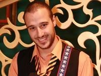 Ionut Bacula - Papu c�ntă la chitară solo �n bandul - Happy Hour