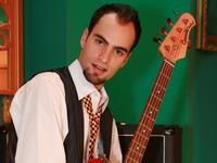 Vlad Manolache - Vlăduţ c�ntă la chitară bas - Happy Hour